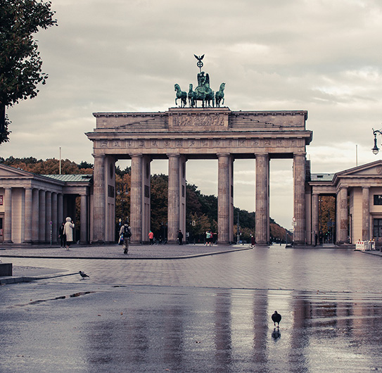 Porte de Brandebourg illuminée à Berlin, Allemagne - Kwiik